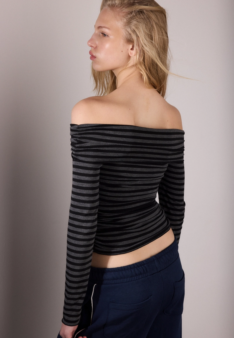 Футболка в полоску с открытыми плечами и сборками