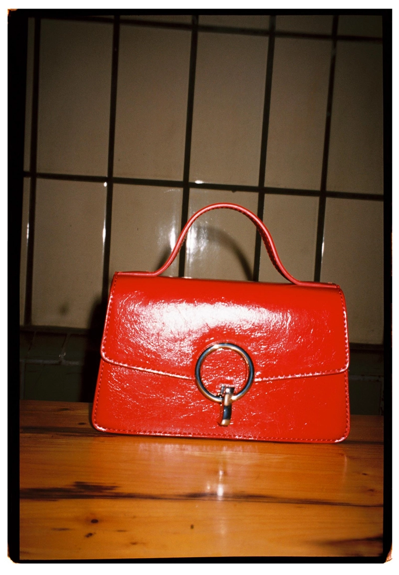 Сумка с плечевым ремнем и круглой застежкой