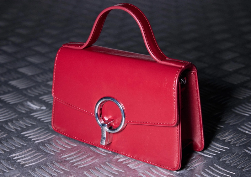 Сумка с плечевым ремнем и круглой застежкой