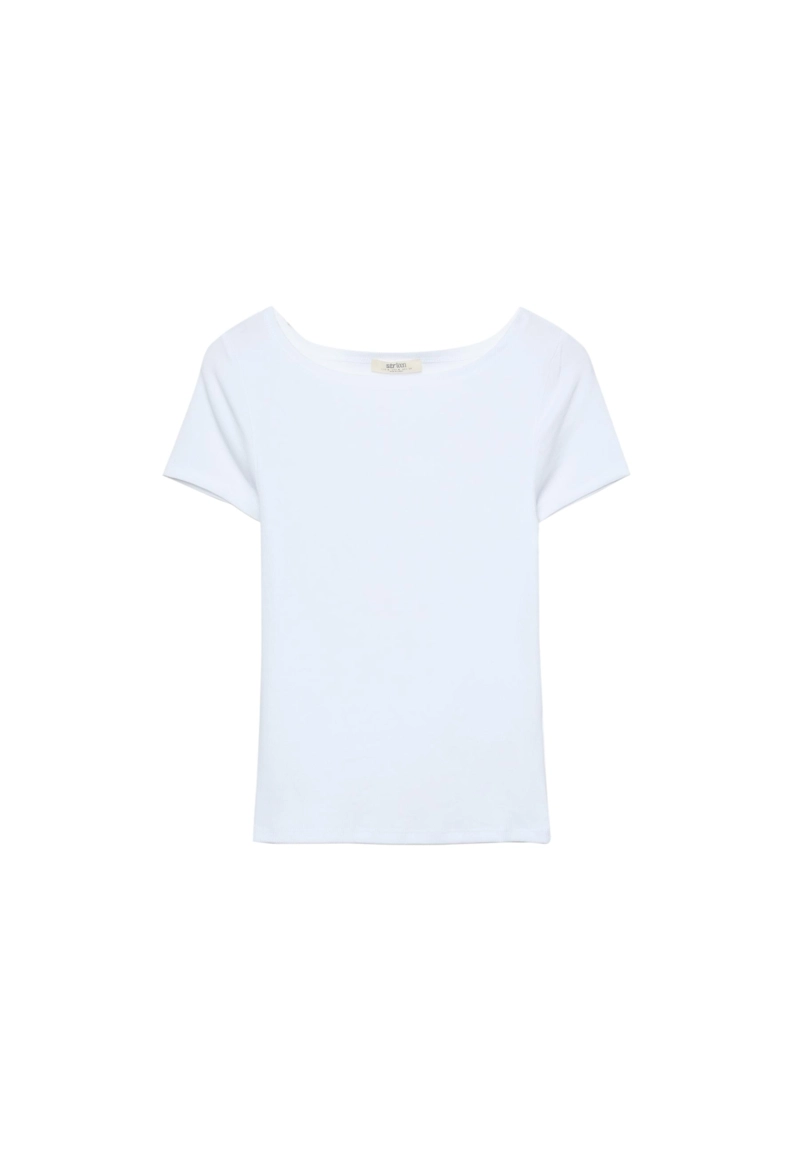 Футболка с вырезом «лодочка»