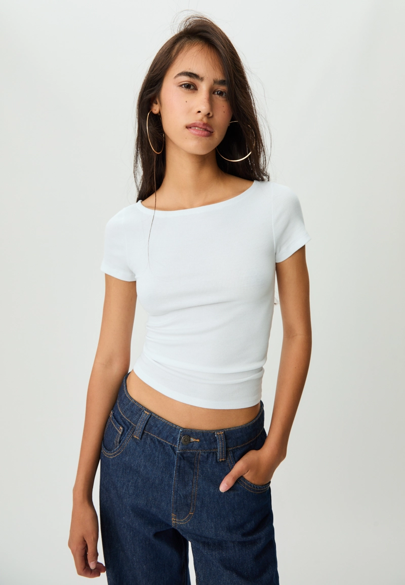 Футболка с вырезом «лодочка»