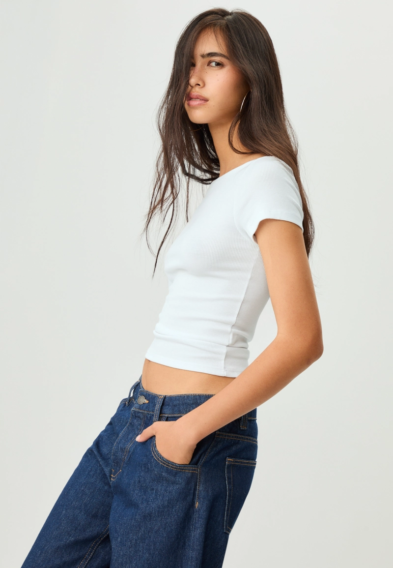 Футболка с вырезом «лодочка»