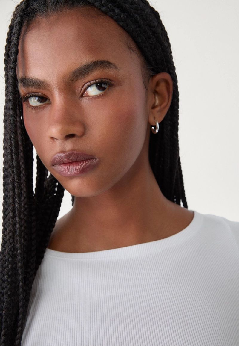 Футболка с вырезом «лодочка»