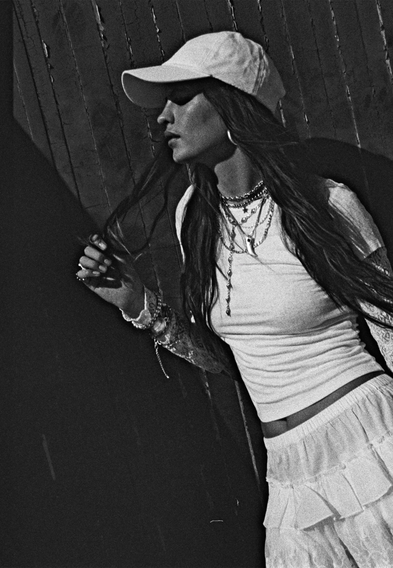 Футболка с вырезом «лодочка»