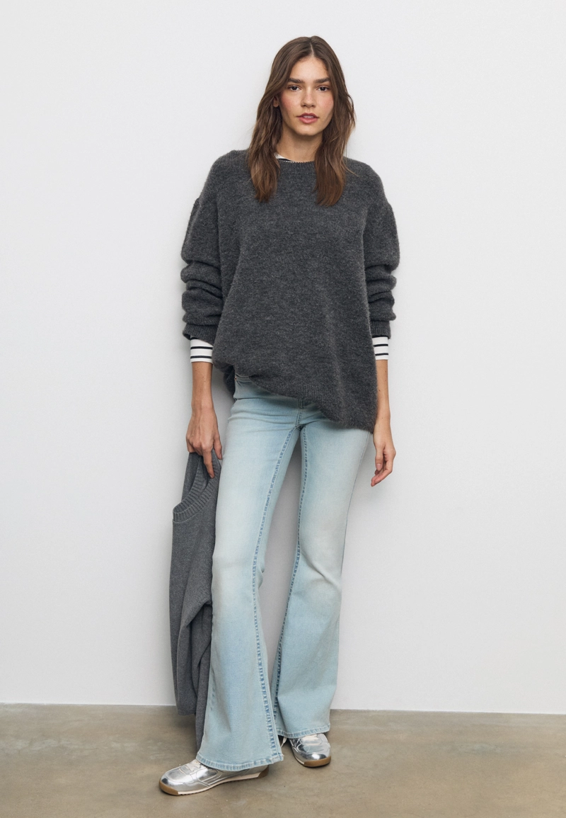 D04 Джинсы клеш с низкой посадкой