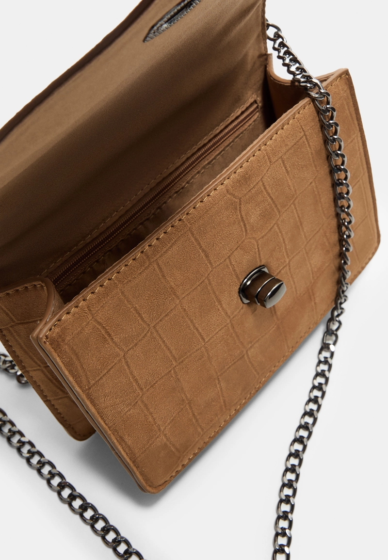 Сумка с плечевым ремнем и текстурной застежкой