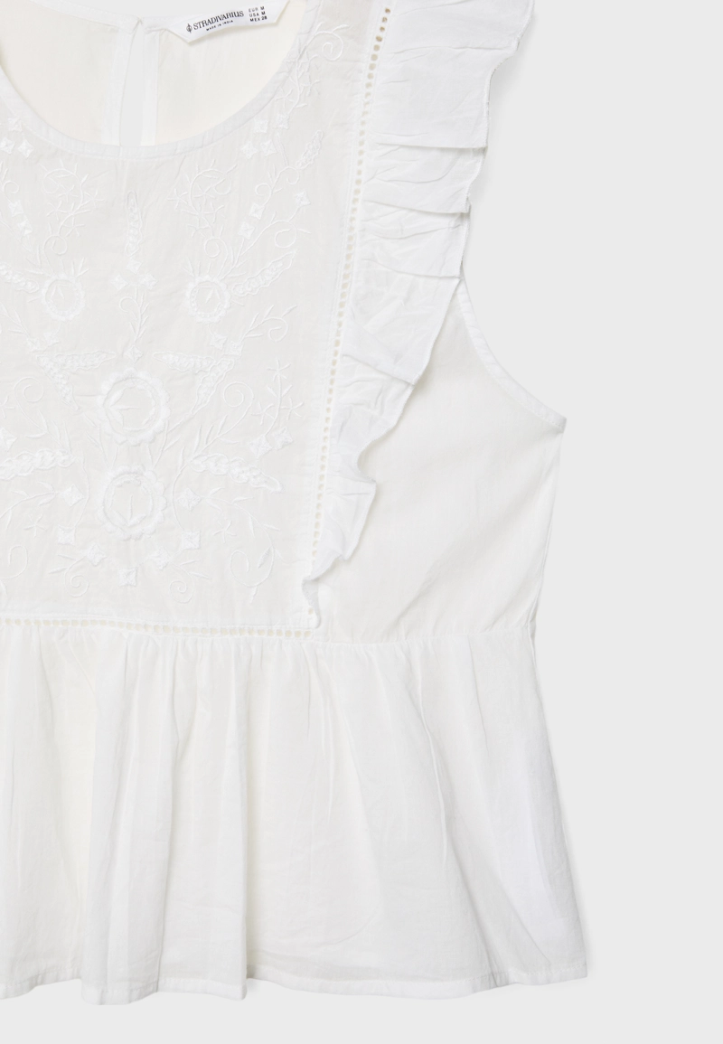 Топ с вышивкой и оборками