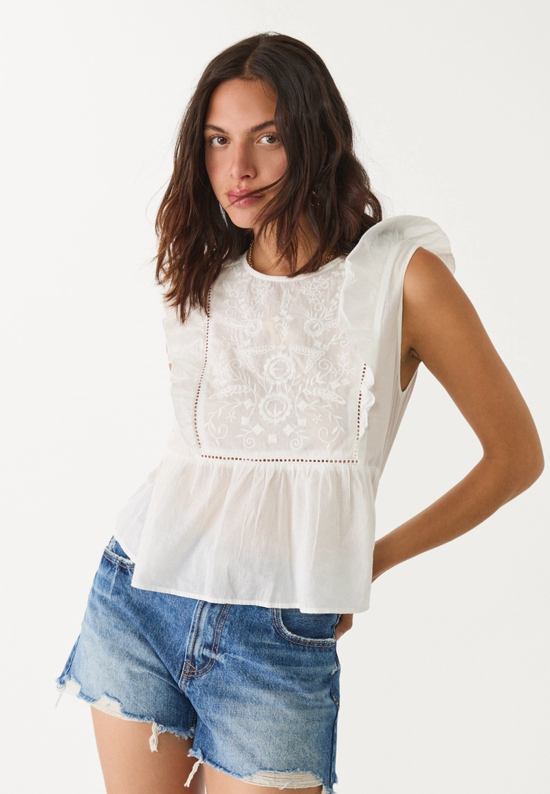 Топ с вышивкой и оборками