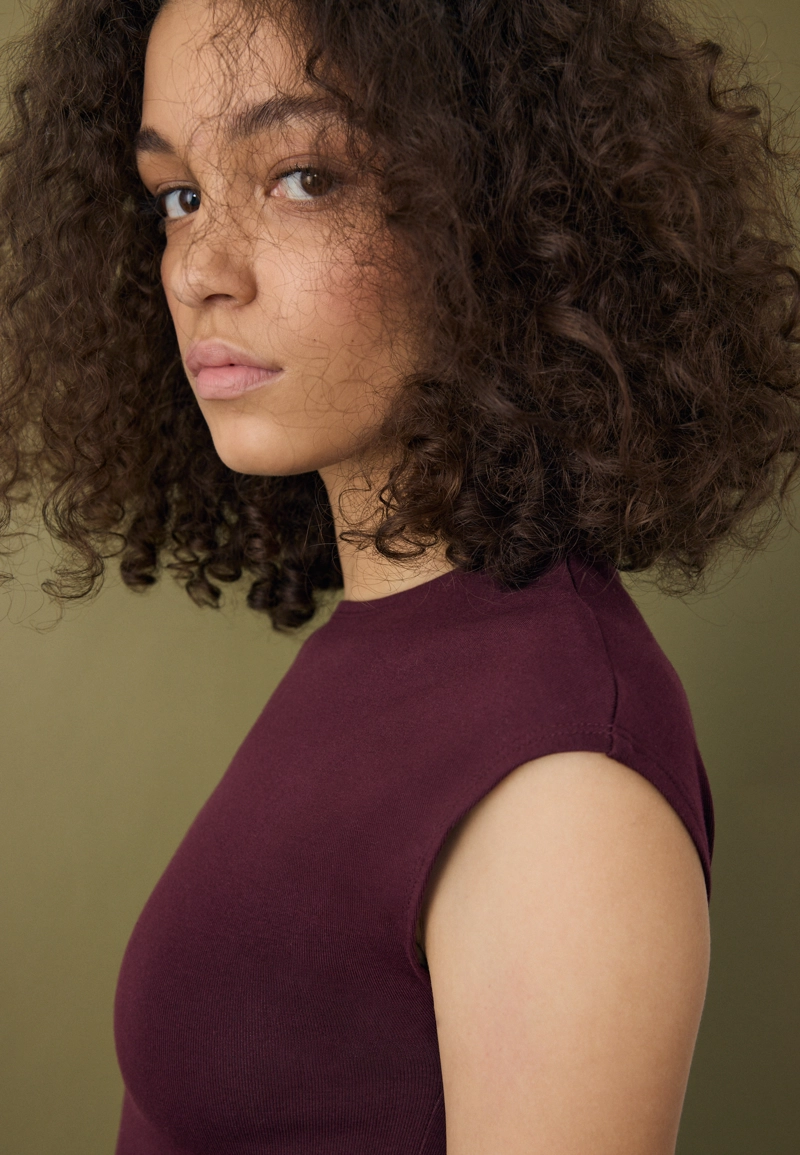 Базовая приталенная укороченная футболка