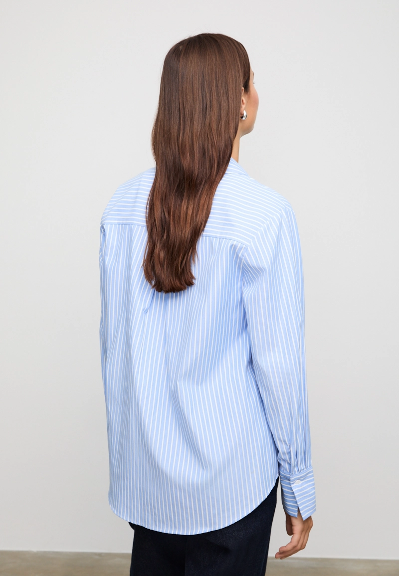 Базовая рубашка в полоску из поплина с карманом