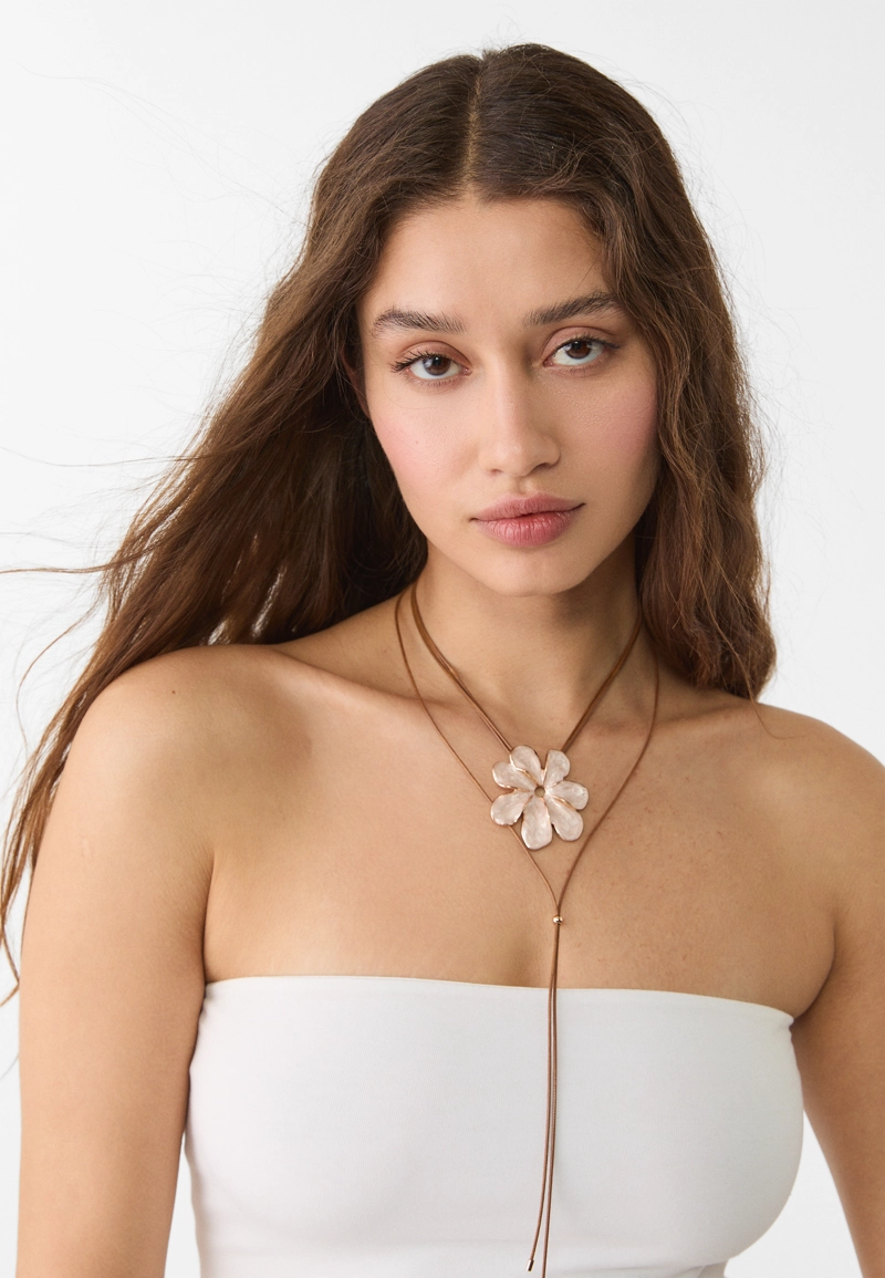 Ожерелье на шнурке с цветком