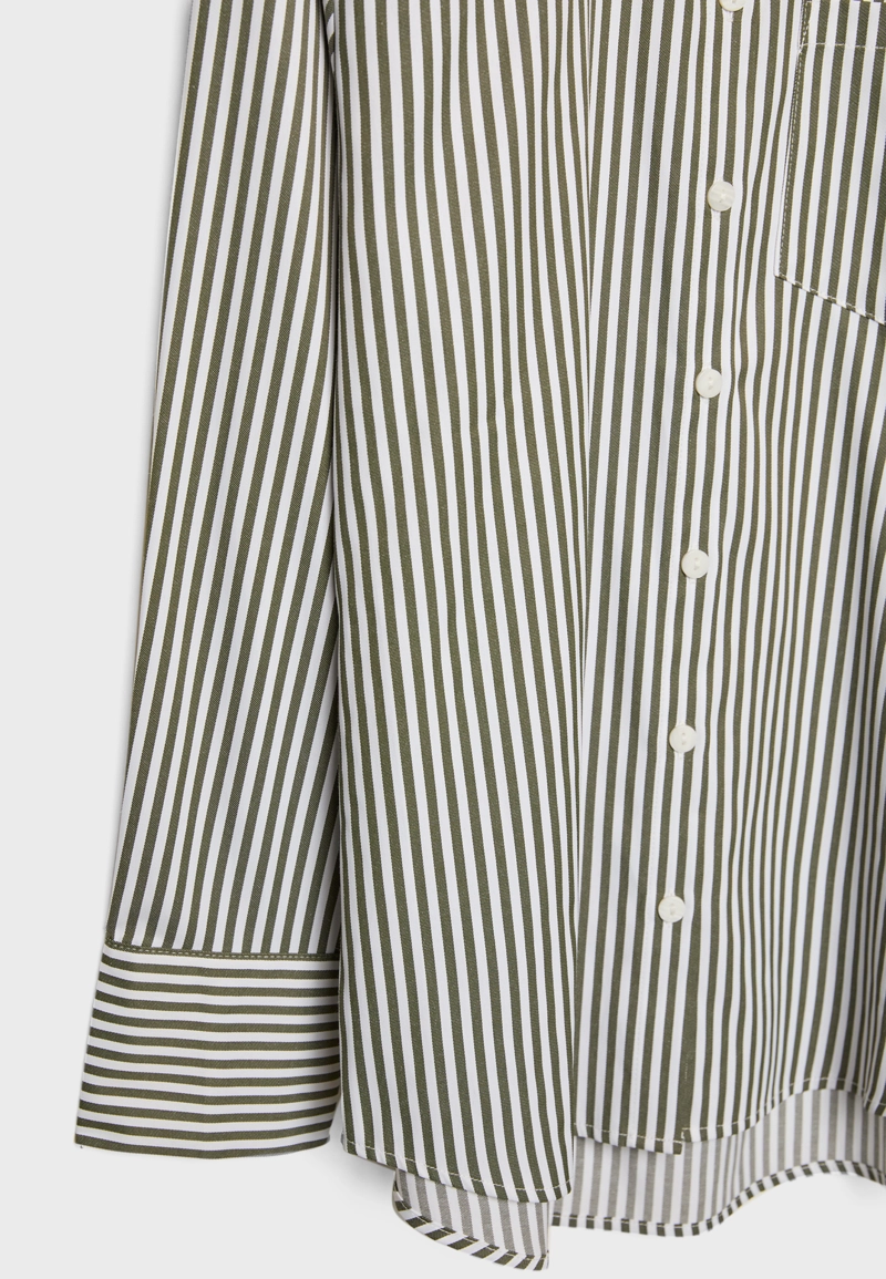 Базовая рубашка в полоску из поплина с карманом