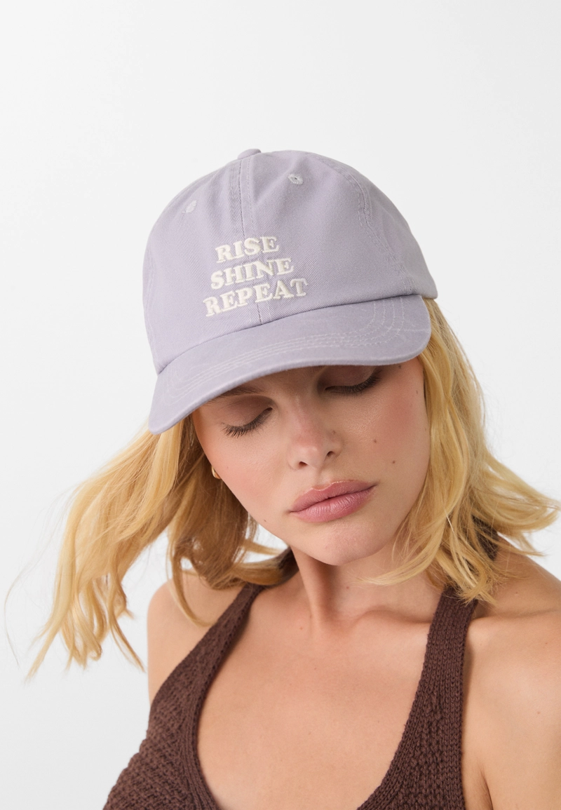 Кепка с вышитой надписью