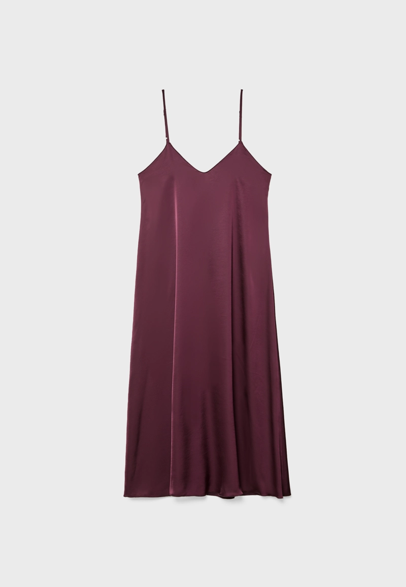 Длинное струящееся атласное платье