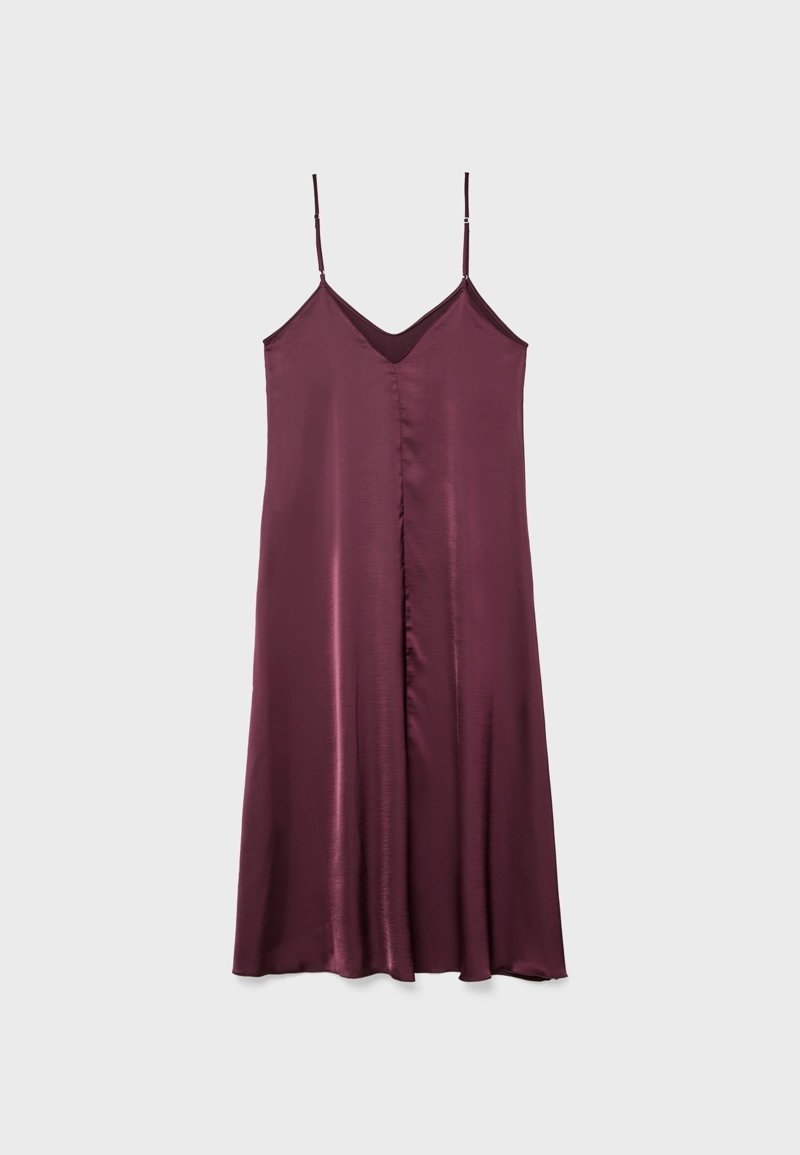 Длинное струящееся атласное платье