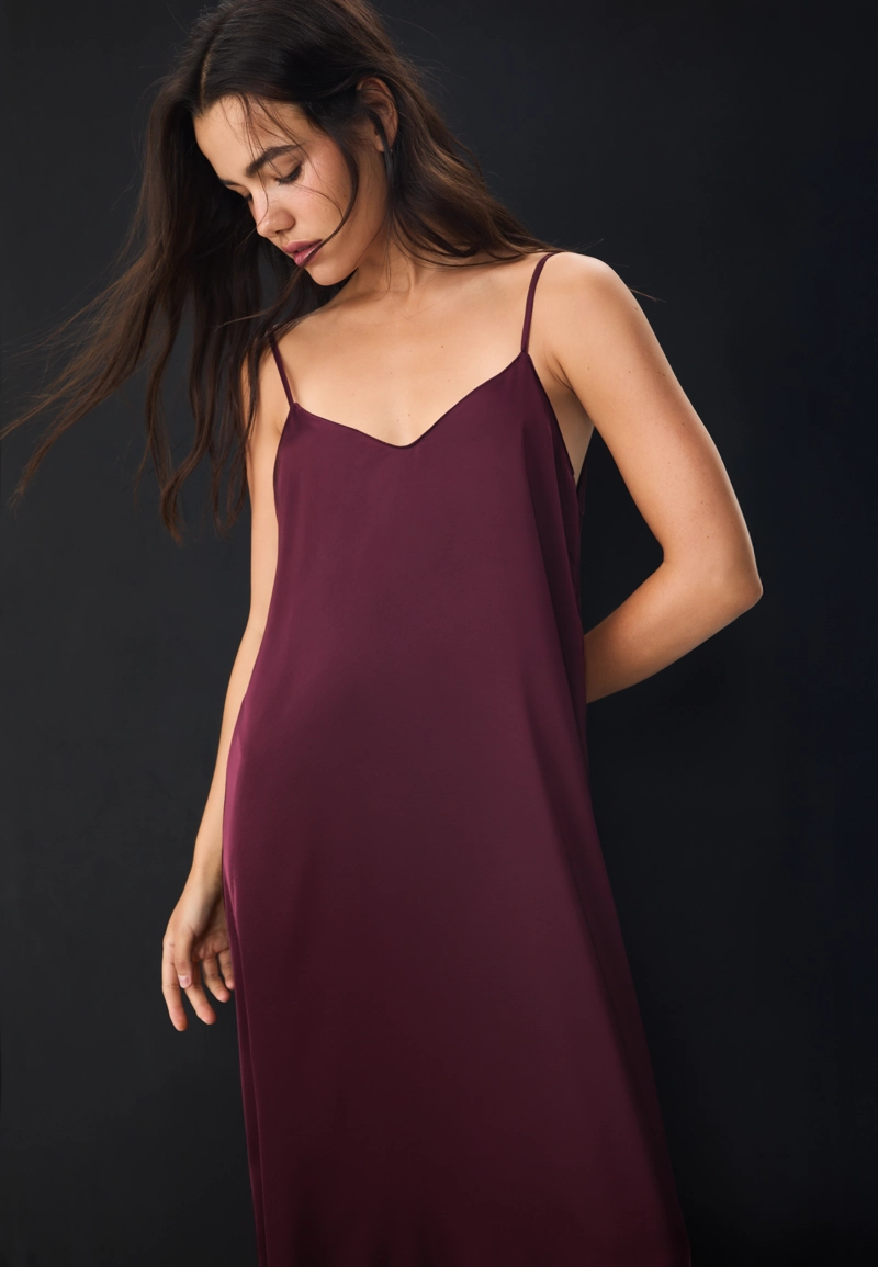 Длинное струящееся атласное платье