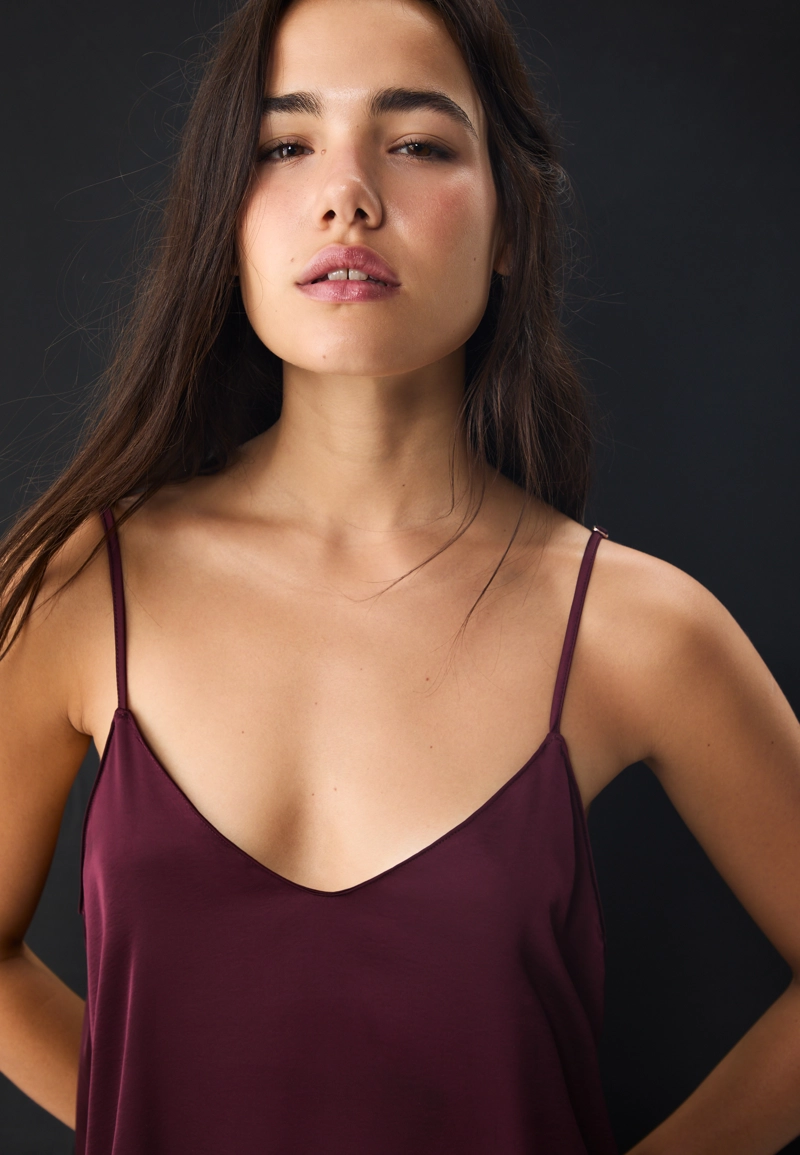 Длинное струящееся атласное платье