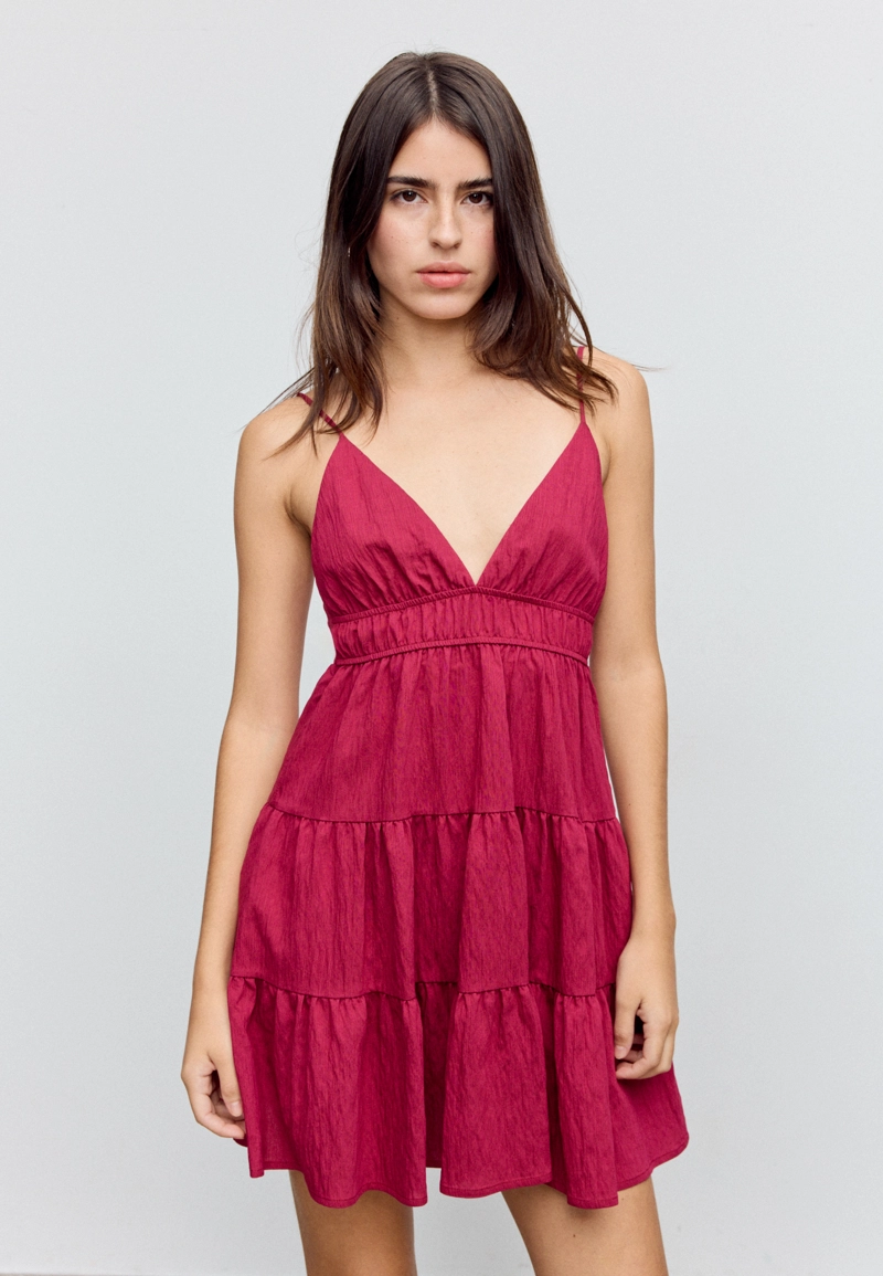 Короткое струящееся платье с завязками на спине