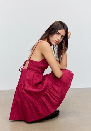 Короткое струящееся платье с завязками на спине- Заказать в России