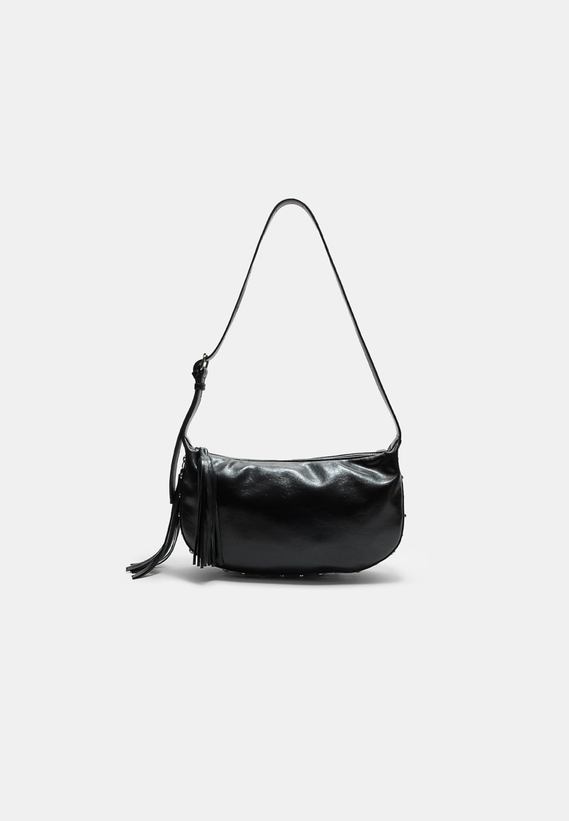 Сумка с заклепками и бахромой