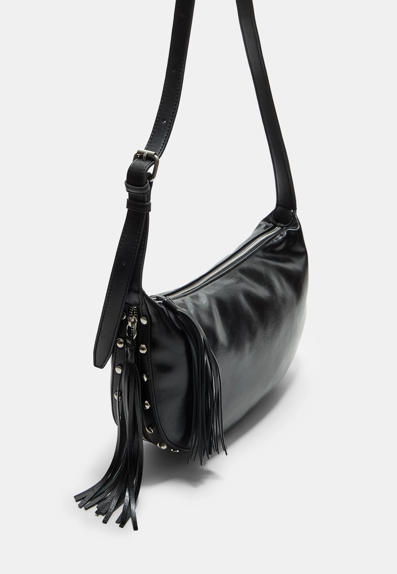 Сумка с заклепками и бахромой
