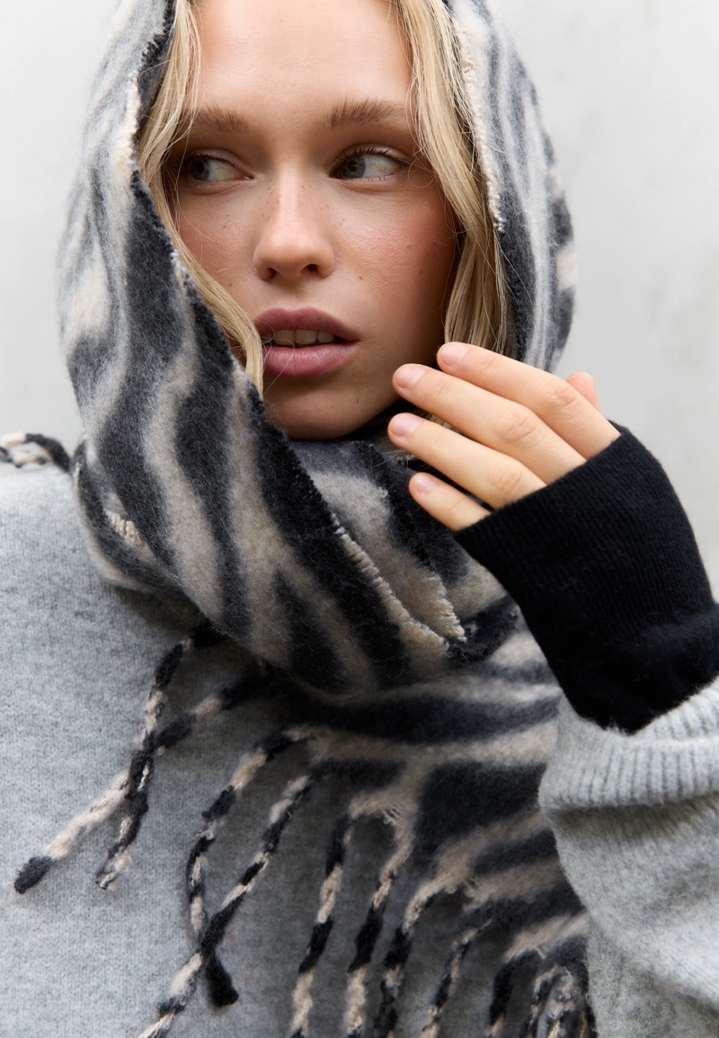 Шарф с анималистическим принтом