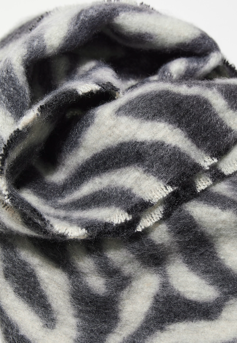 Шарф с анималистическим принтом