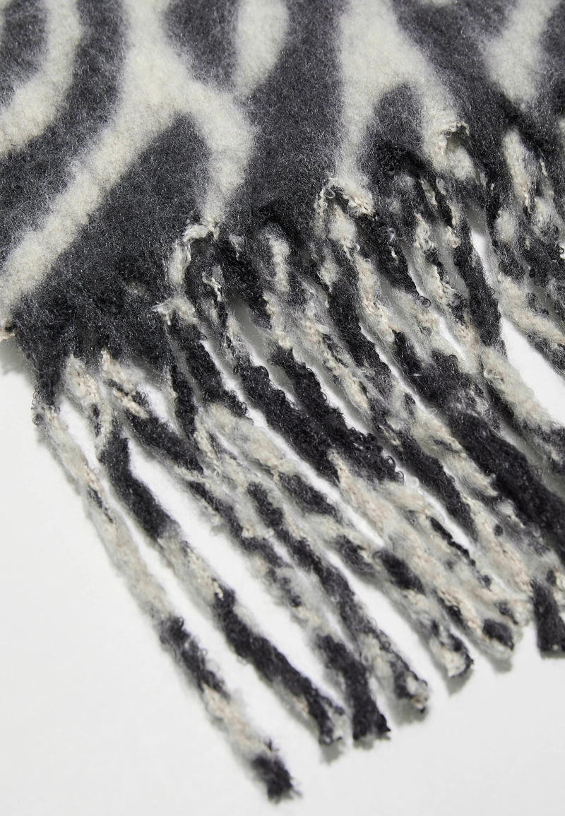 Шарф с анималистическим принтом