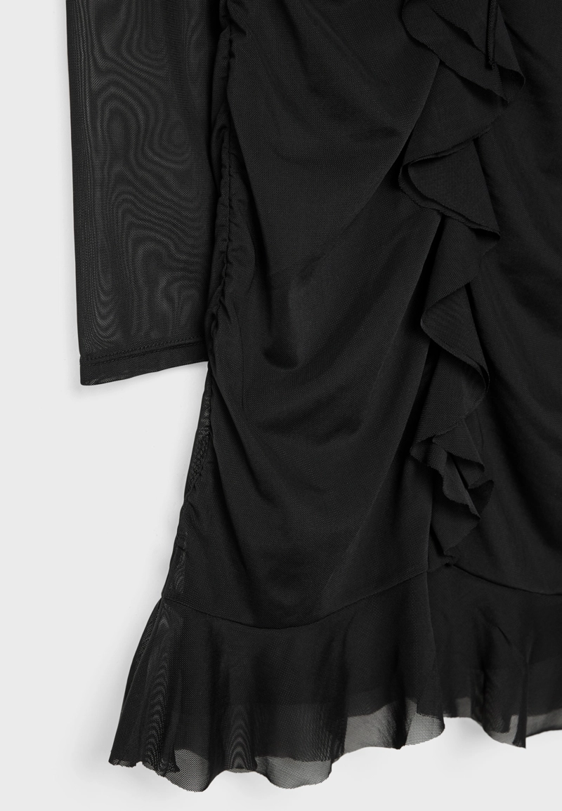 Короткое платье из полупрозрачной ткани с оборками