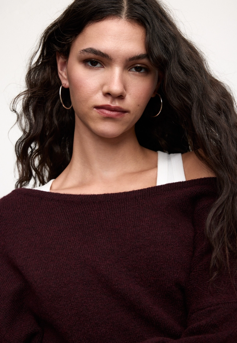 Мягкий вязаный джемпер с вырезом-лодочкой