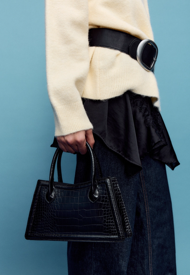 Сумка-трапеция с тиснением под кожу крокодила