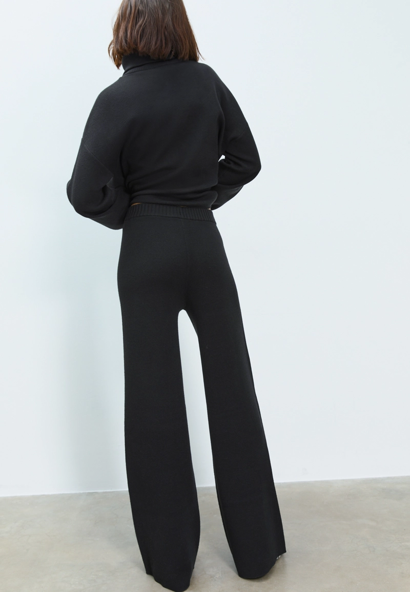 Длинные широкие трикотажные брюки