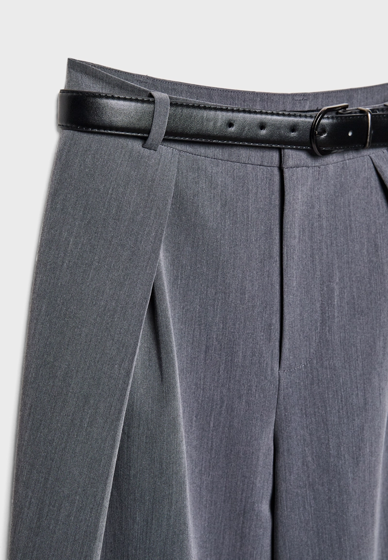 Брюки с большими защипами и ремнем