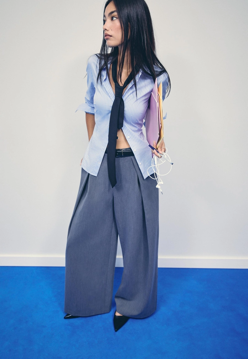 Брюки с большими защипами и ремнем