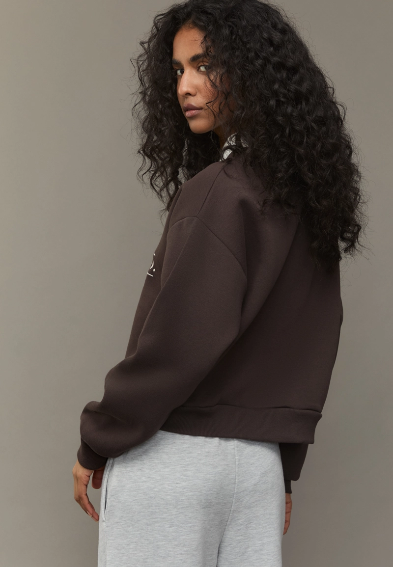 Вышитая толстовка с воротником поло