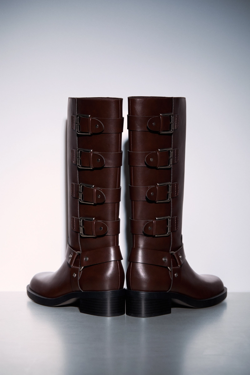 Плоские байкерские ботинки с пряжками