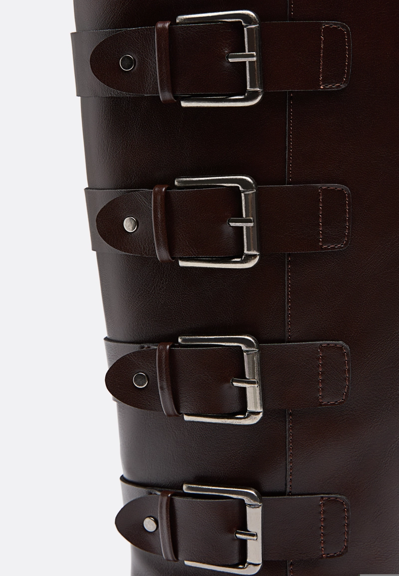 Плоские байкерские ботинки с пряжками