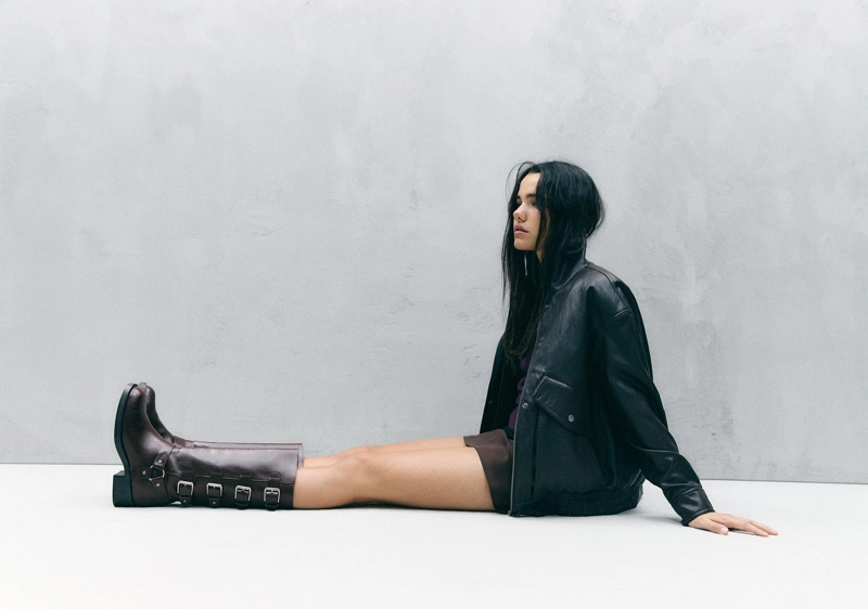 Плоские байкерские ботинки с пряжками