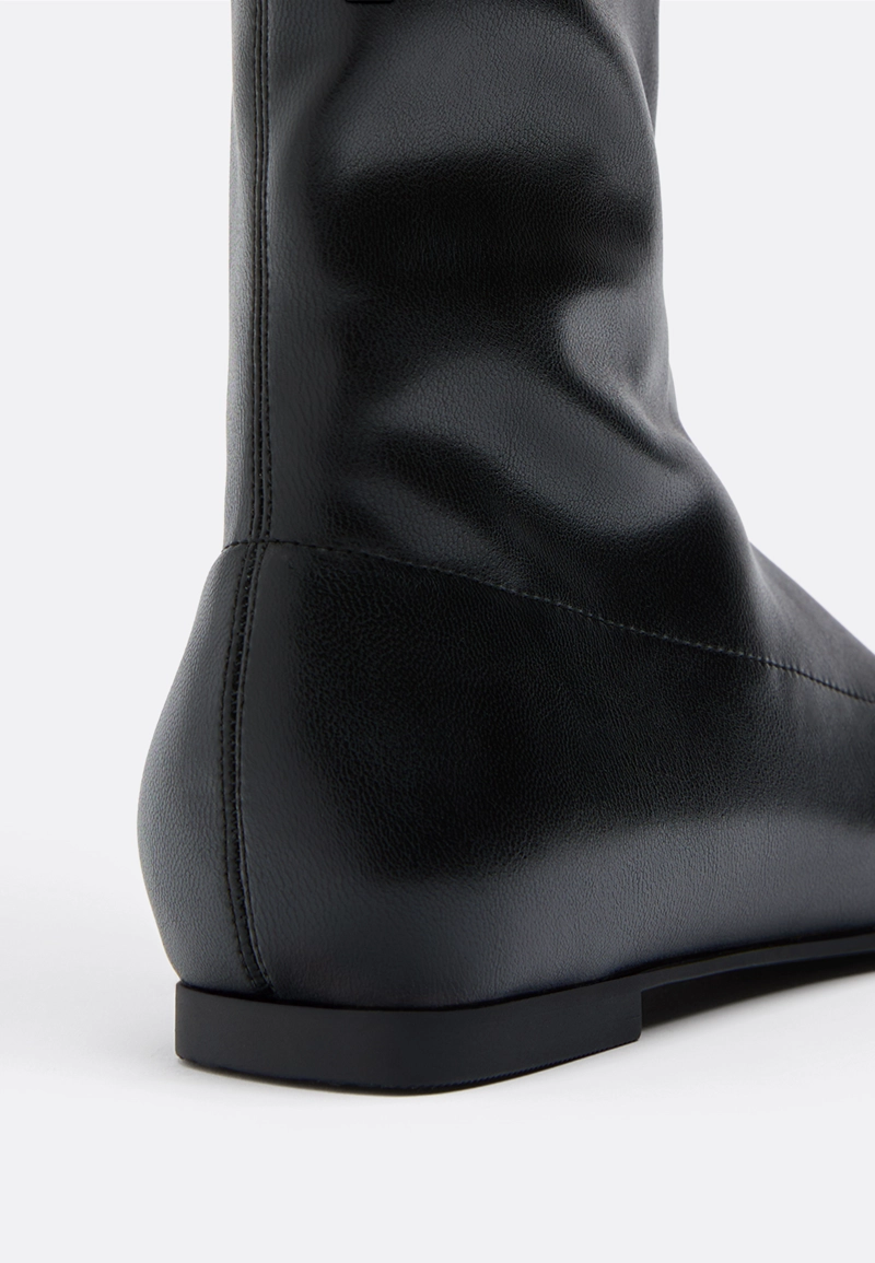 Облегающие сапоги на плоской подошве