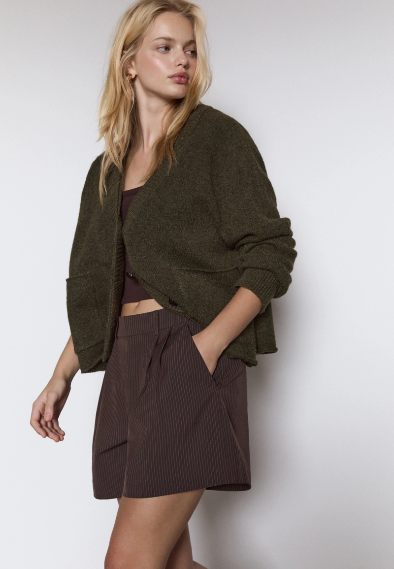 Нарядные шорты в полоску с защипами