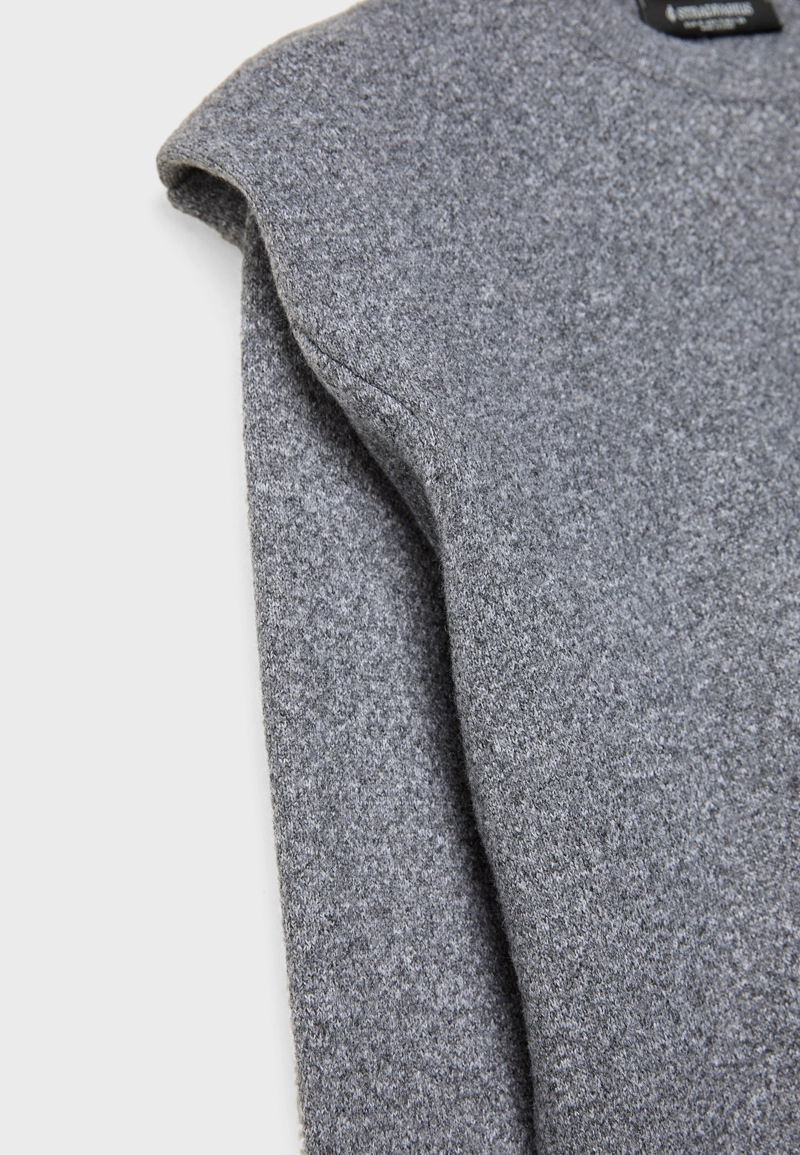 Вязаный свитер с подплечниками