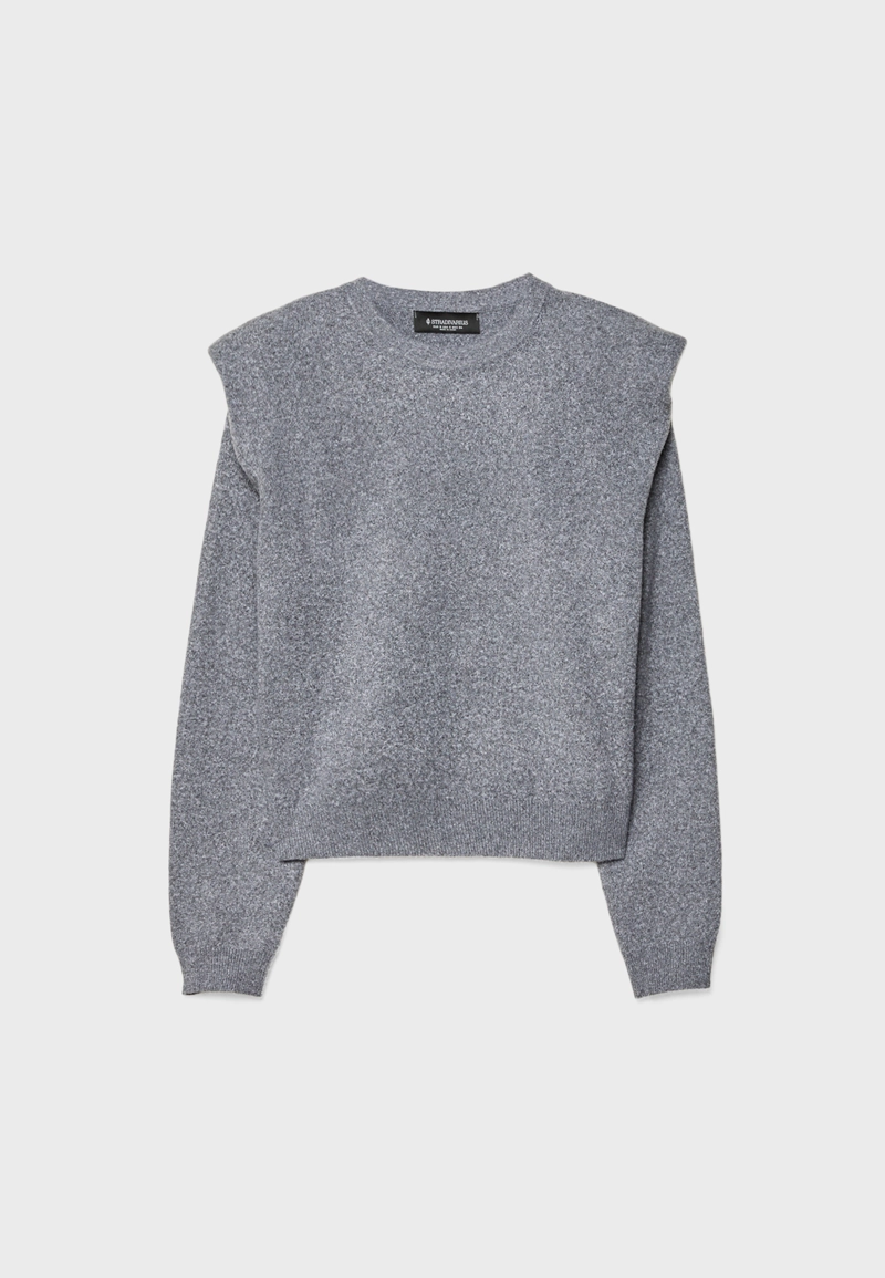 Вязаный свитер с подплечниками