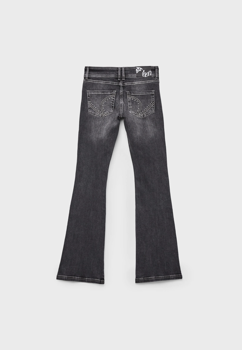 Джинсы клеш с низкой посадкой и заклепками