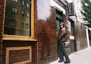 Джинсы клеш с низкой посадкой и заклепками- Заказать в России