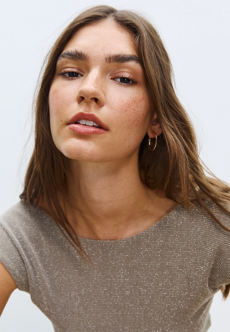 Футболка с открытой спиной и блестящей отделкой