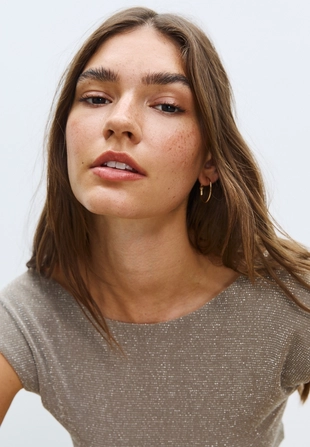 Футболка с открытой спиной и блестящей отделкой- Заказать в России