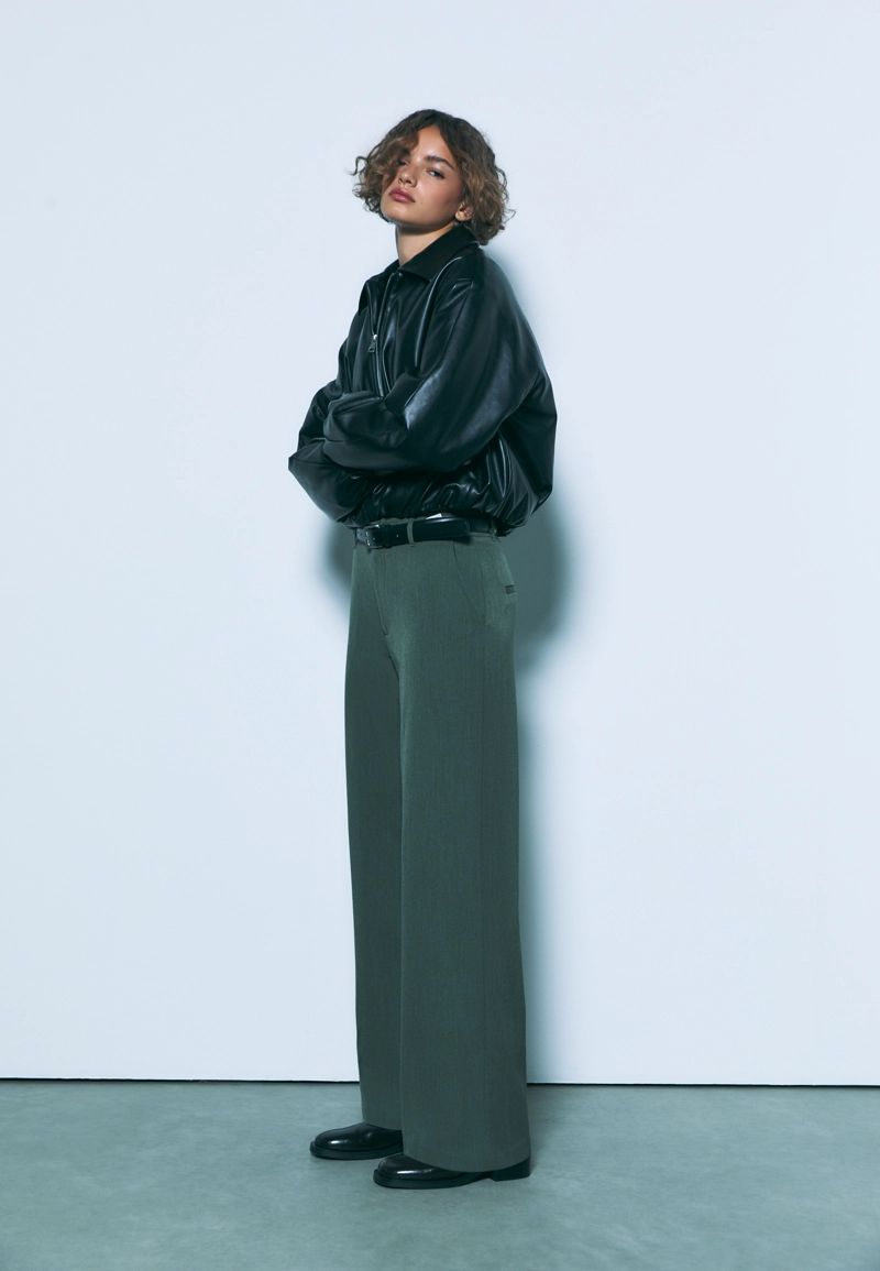 Прямые струящиеся брюки с поясом