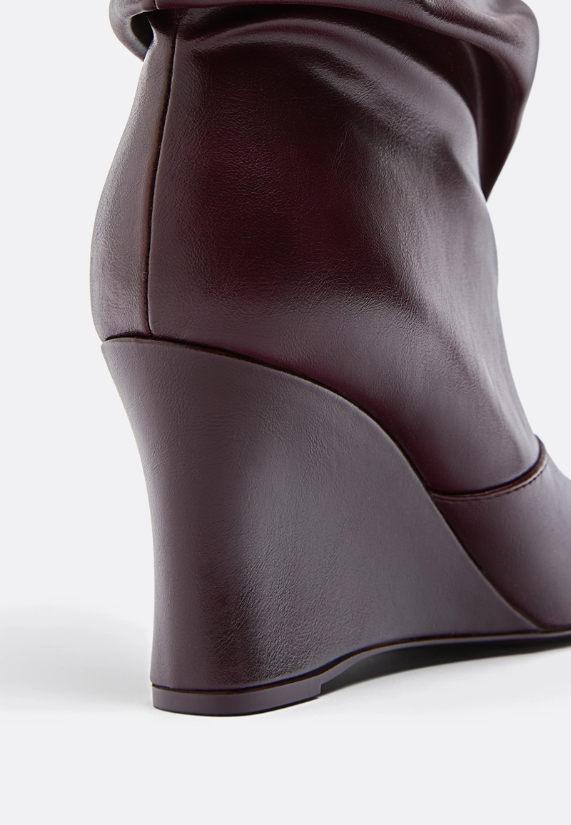 Ботильоны на танкетке свободного кроя
