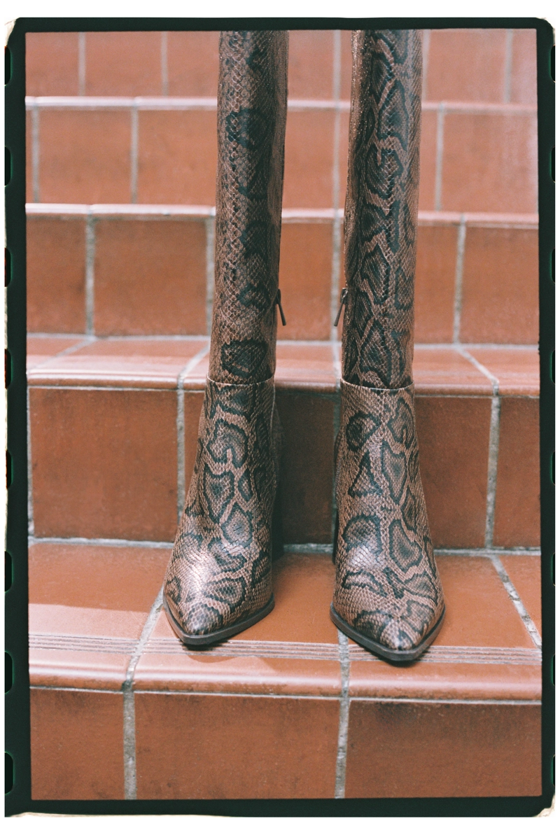 Высокие сапоги на каблуке с анималистическим принтом