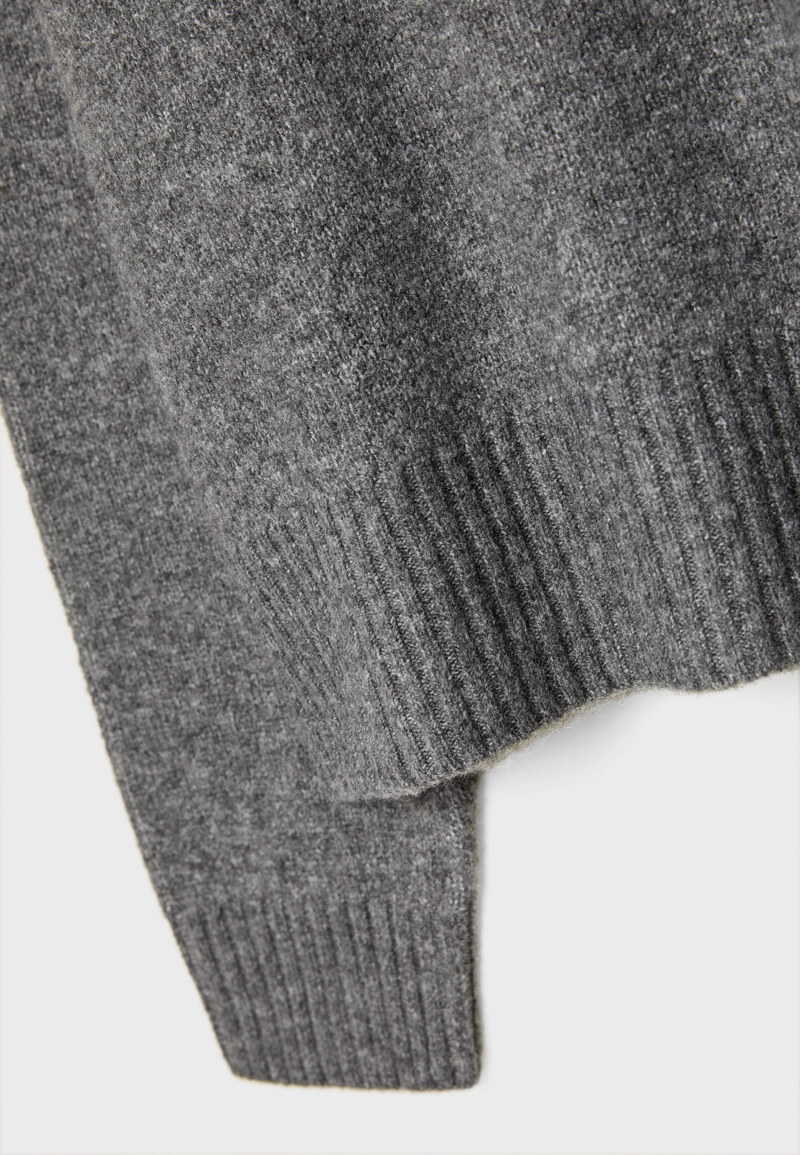 Базовый свитер из мягкого трикотажа